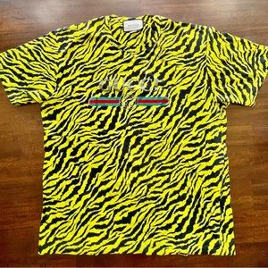 GUCCI 780$ Oversize Yellow Tiger Pattern T-Shirt With Vintage Gucci Logo Print